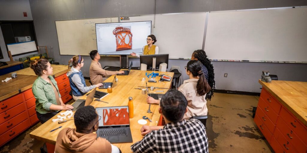 Workshop no laboratório CNC no Diablo Valley College emPleasant Hill, California. Professores e alunos trabalhando com Fusion.