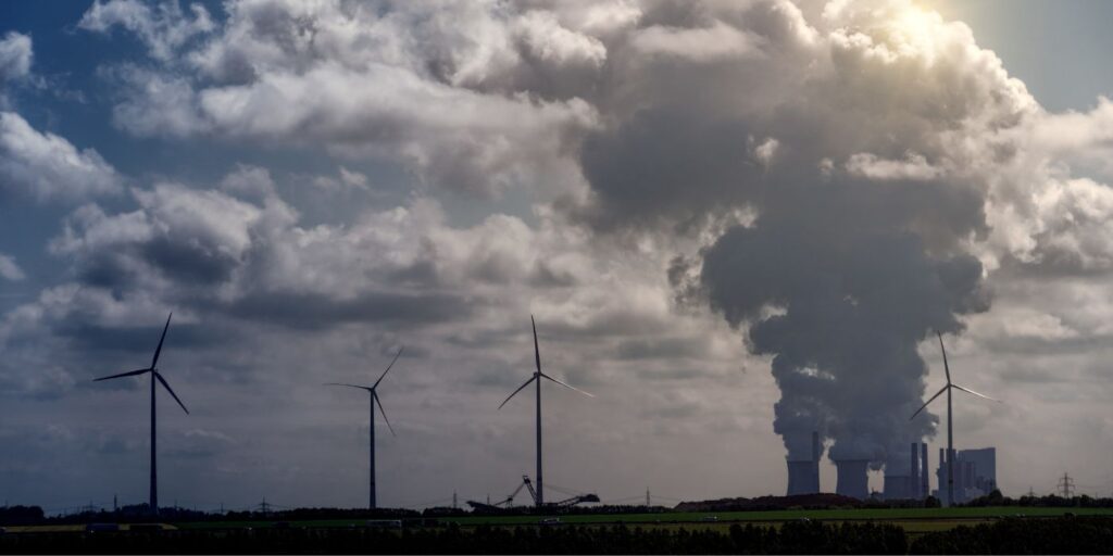 nuvens de fumaça e energia eólica