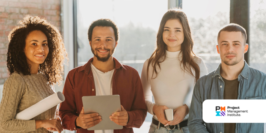 pessoas sorridentes com papeis e ipad no escritório