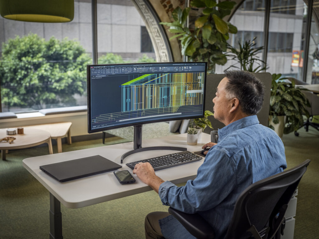 pessoa usando Autocad