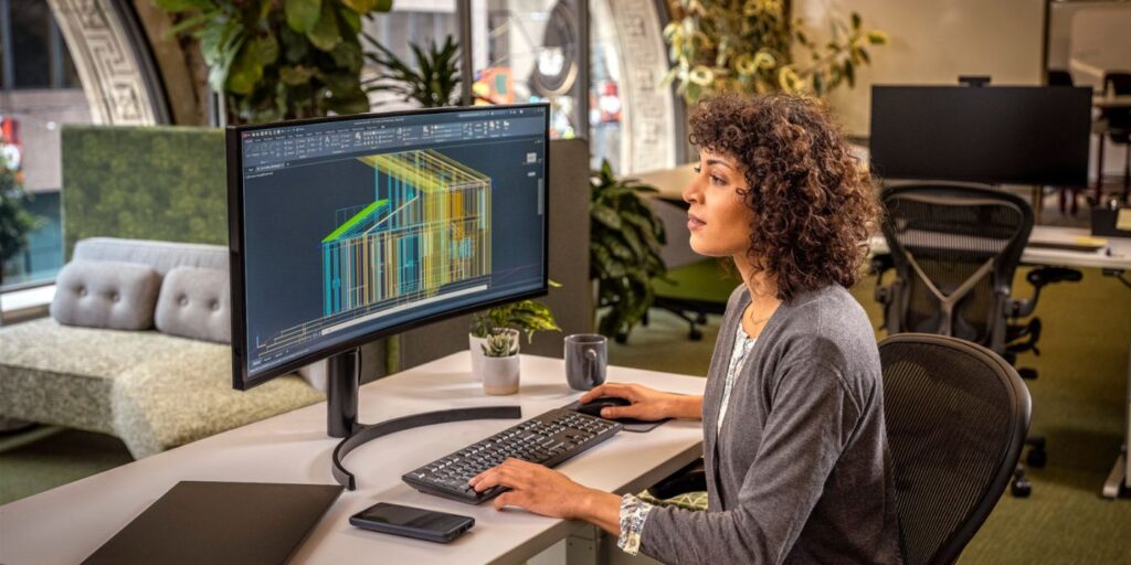 mulher usando autocad no escritório