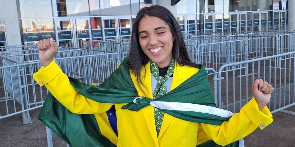 Esther com a bandeira do Brasil