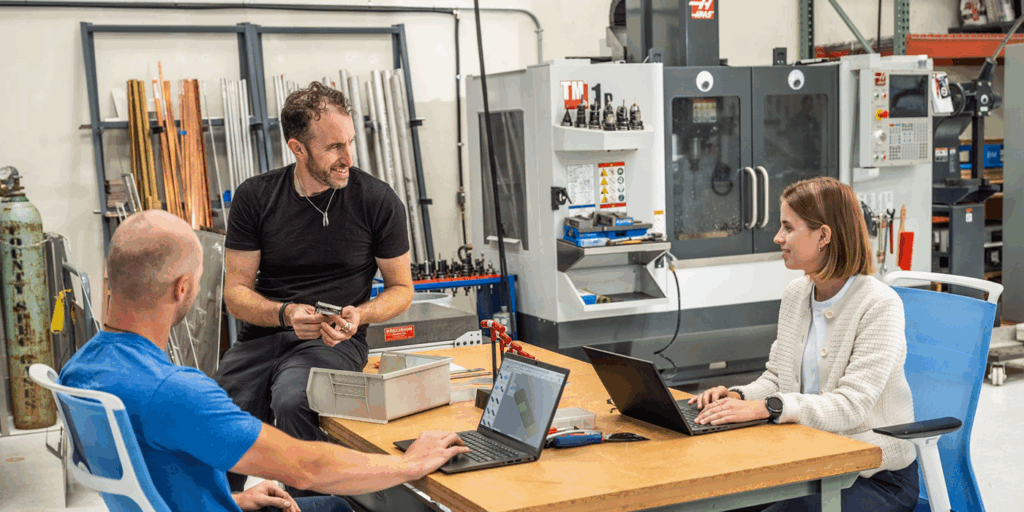 Capa de blog descritiva com pessoas trabalhando em sala de reunião com computadores abertos em softwares autodesk