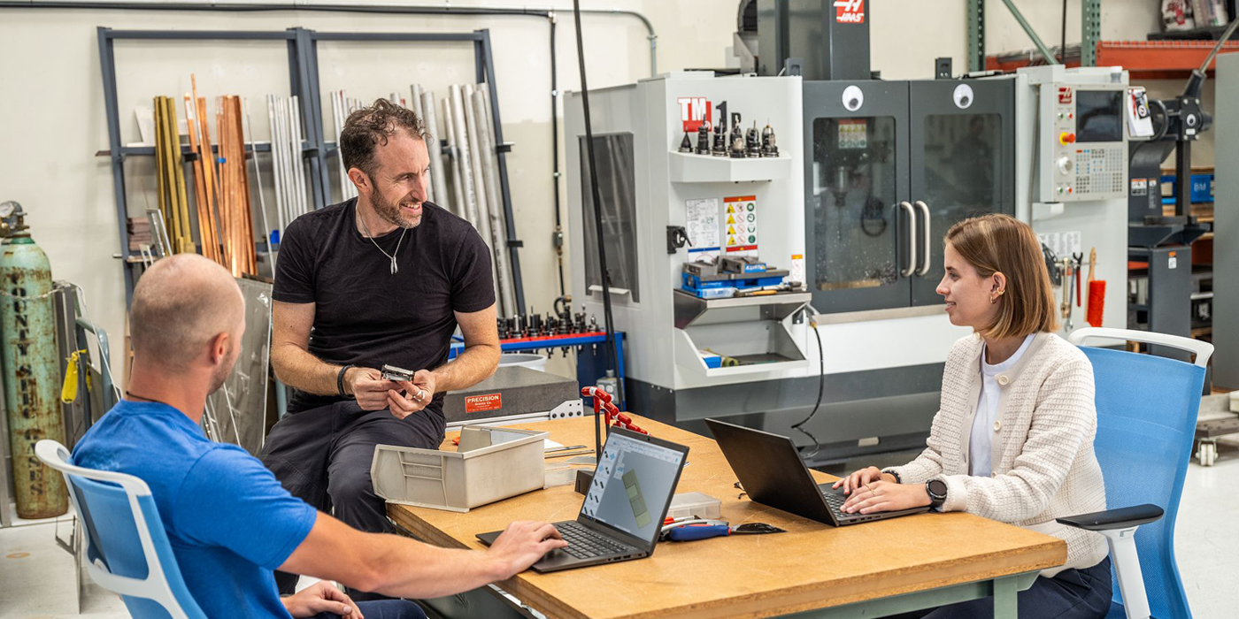 Capa de blog descritiva com pessoas trabalhando em sala de reunião com computadores abertos em softwares autodesk