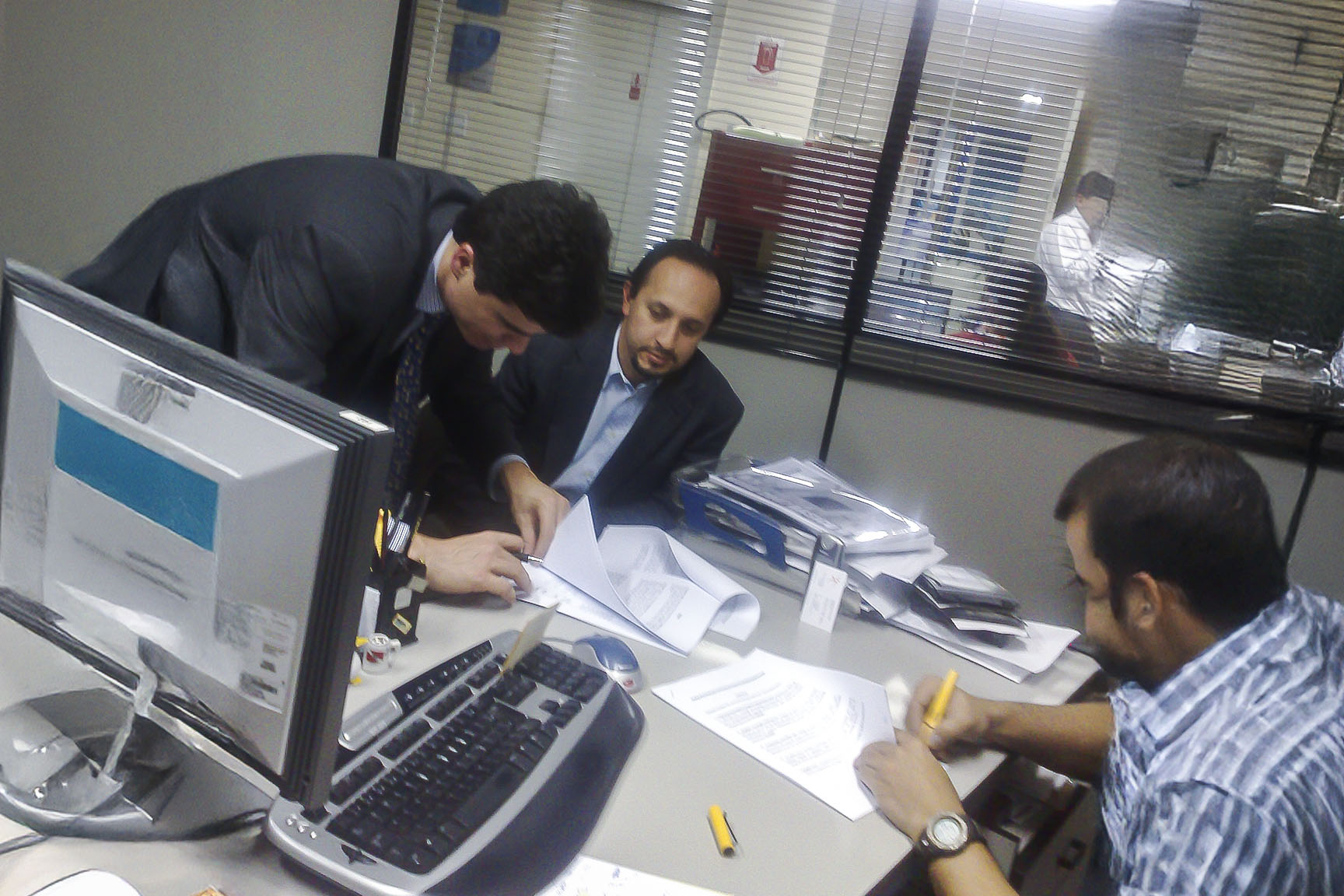 Paulo Protasio, diretor da ETC Brasil, e Eduardo Valencia, sócio da ETC Iberoamérica, assinando contrato de vendas de certificação Microsoft Office Specialist