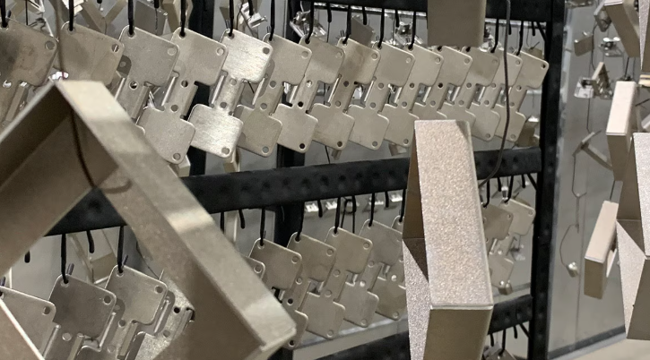 Fabricação de suportes de chapa metálica. Cortesia da Viewrail.