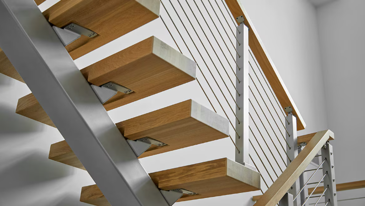 Conjunto completo de viga central, componentes de madeira e suportes de chapa metálica. Cortesia da Viewrail.